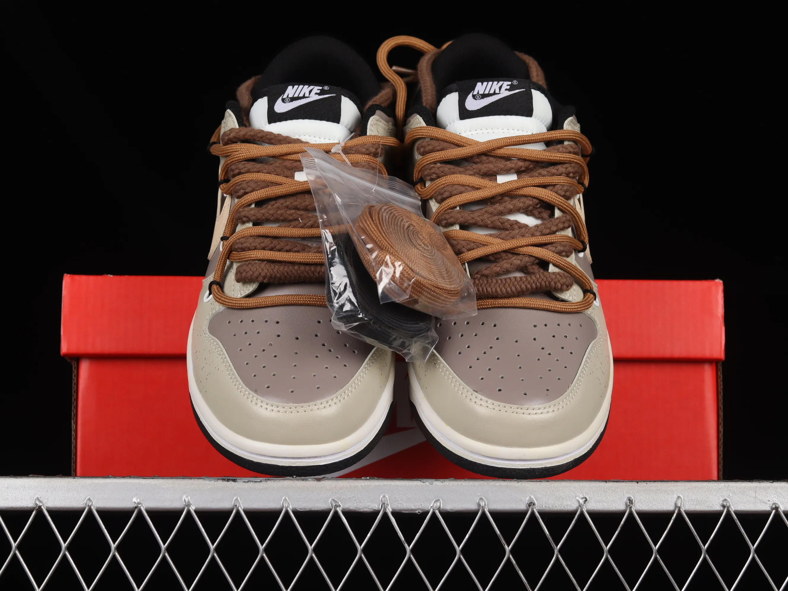 All Categories Nk SB Dunk Series Nk SB Dunk Low Low-top Sneakers Nk Dunk Low Desert Wasteland Panda Prank Customized version of deconstructed strap casual sneakers DD1391-100